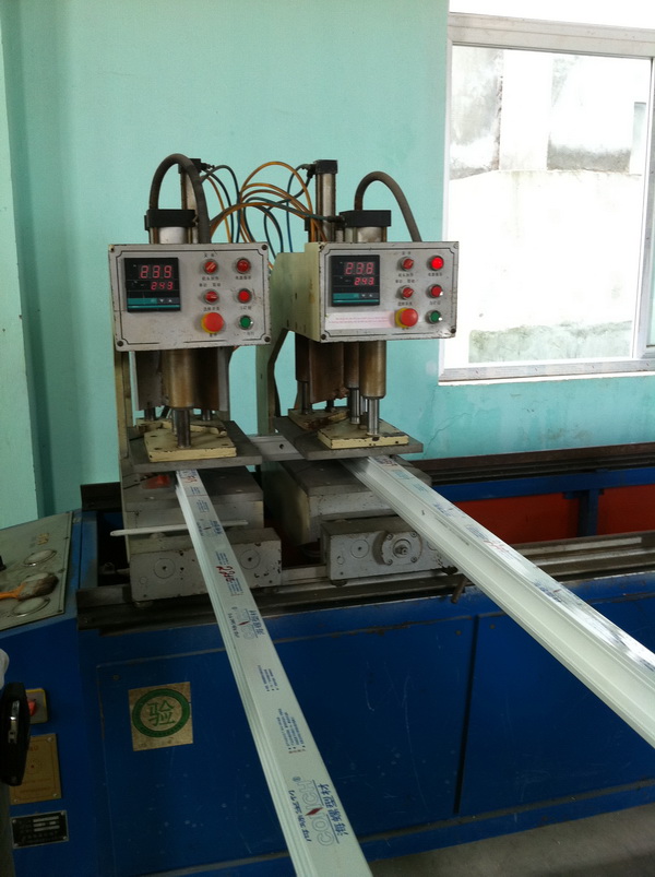 Máy hàn cửa nhựa đang thực hiện hàn