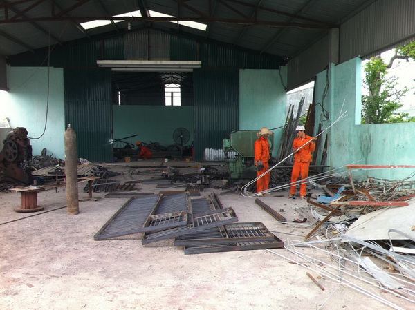 Công nhân xưởng cơ khí đang uốn sắt