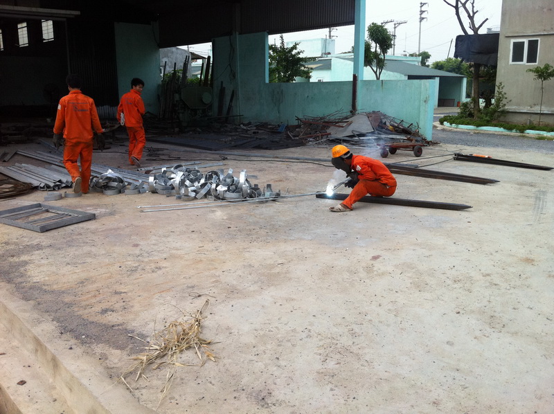 Công nhân xưởng cơ khí đang hàn