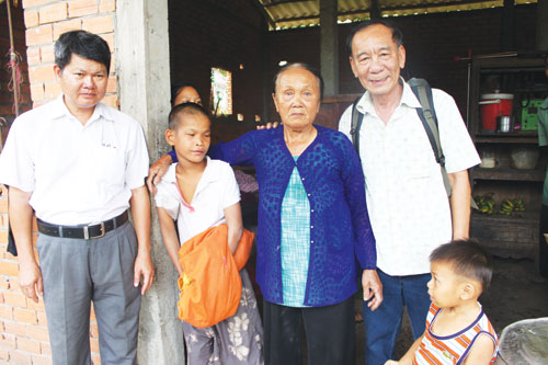 Hai bà cháu Thạo (giữa) cùng ông Tường (bìa phải) và bác sĩ Quang trước khi lên TP.HCM