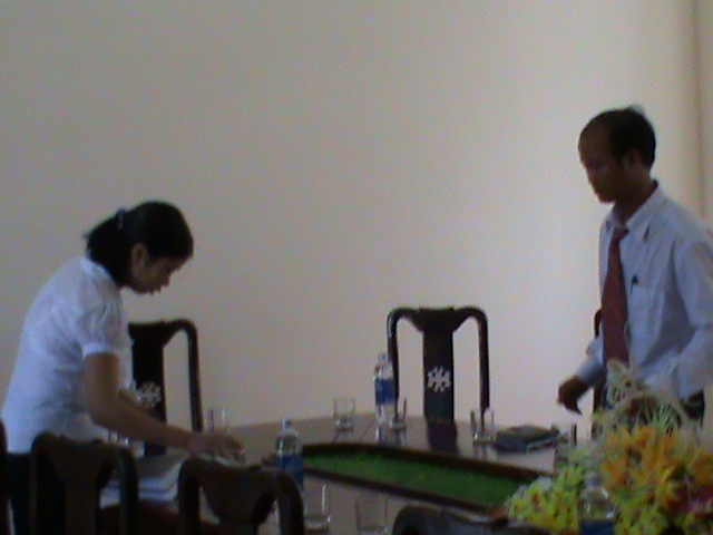 Các thành viên trong công ty tham gia cuộc họp