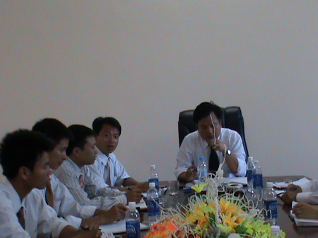 Các thành viên trong công ty tham gia cuộc họp