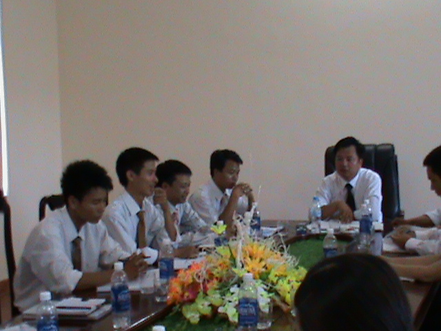 Các thành viên trong công ty tham gia cuộc họp