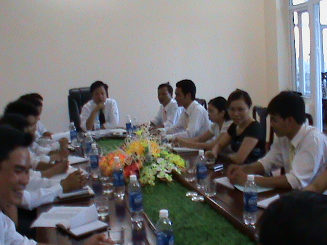 Các thành viên trong công ty tham gia cuộc họp