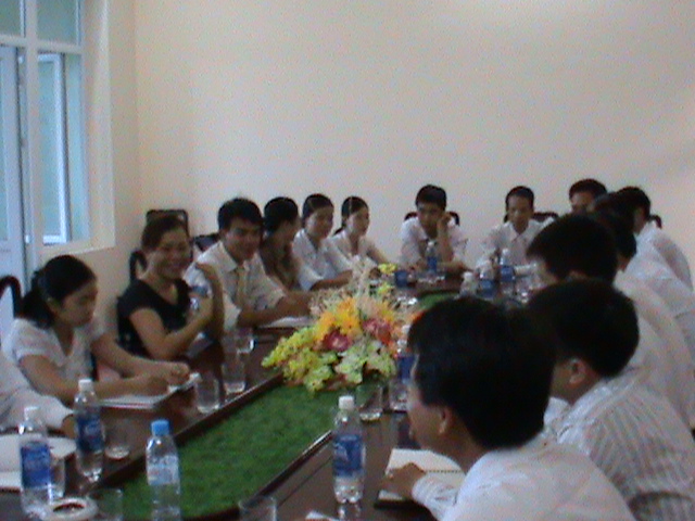 Các thành viên trong công ty tham gia cuộc họp