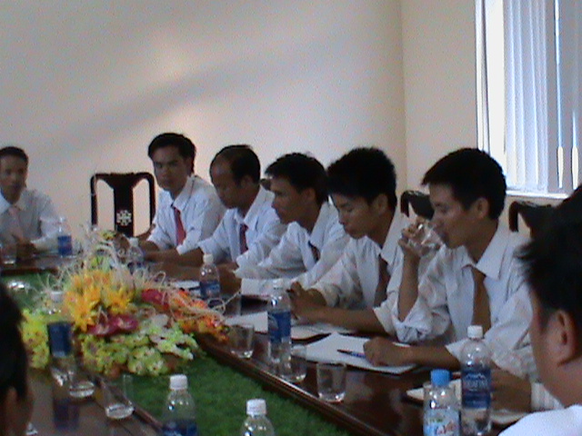 Các thành viên trong công ty tham gia cuộc họp