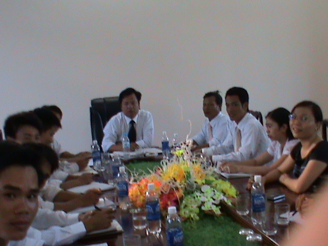 Các thành viên trong công ty tham gia cuộc họp