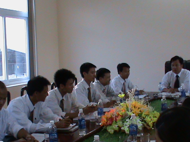 Các thành viên trong công ty tham gia cuộc họp