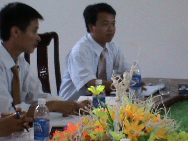 Các thành viên trong công ty tham gia cuộc họp
