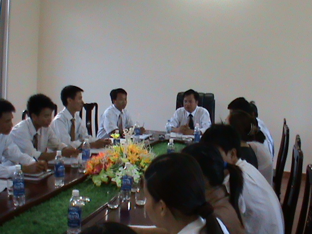 Các thành viên trong công ty tham gia cuộc họp