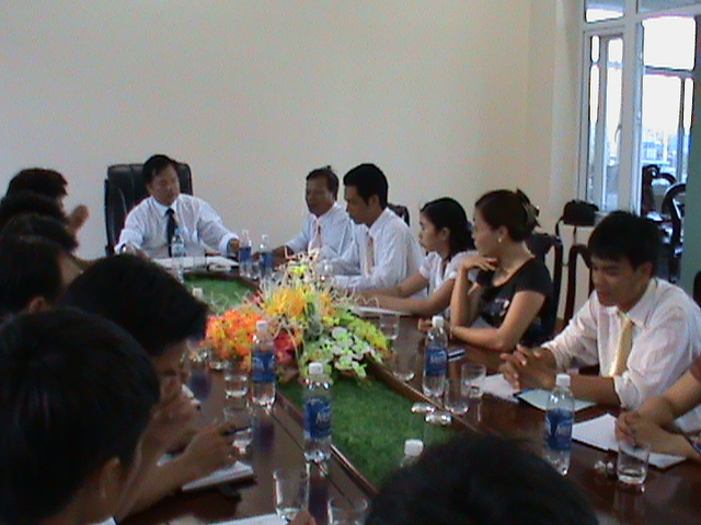 Các thành viên trong công ty tham gia cuộc họp