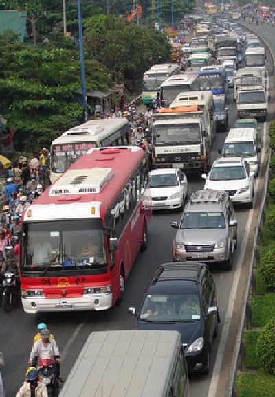 Cửa ngõ phía Đông TP HCM tắc nghẽn