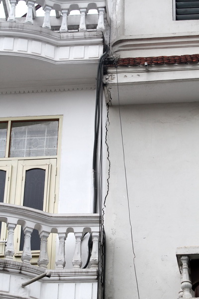 Nhiều ngôi nhà ở Hà Nội cũng rơi vào tình trạng lún nứt, nghiêng rất nguy hiểm