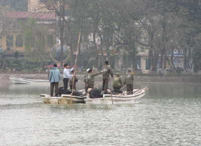 Đội quây lưới đi tìm vết tăm của cụ Rùa thứ 2.