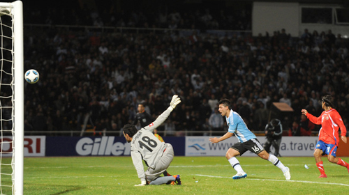 Pha đệm bóng mở tỉ số cho Argentina của Aguero
