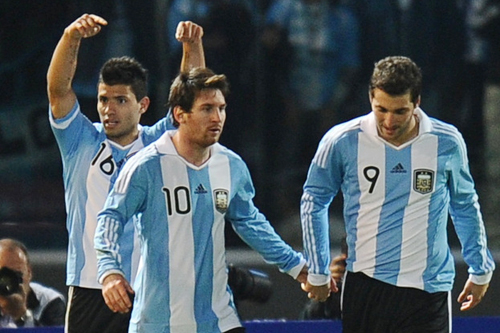 Aguero chỉ tay tôn vinh Messi sau khi ghi bàn nâng tỉ số lên 2-0