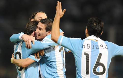 Niềm vui của các cầu thủ Argentina sau khi Di Maria ghi bàn thứ ba