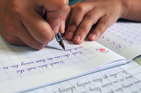 Anh bảo, viết chữ đẹp là phải làm sao không đứt rời mạch, không nhấc bút giữa chừng...