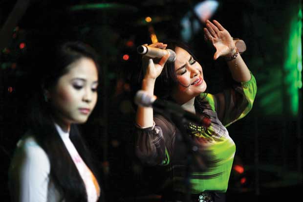 Thanh Lam thành công với các liveshow nhưng bị chỉ trích nặng nề bởi album Sa mạc tình yêu
