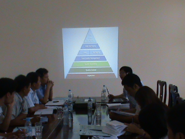 Chuyên gia đang tập huấn